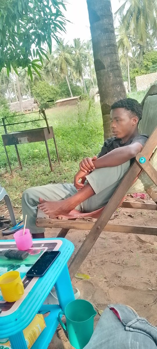 ukiwa huna hela mawazo anaenda mbali sana!unaweza ukawaza;
pengine kokoto ni mbegu ya mawe. 🤑💔