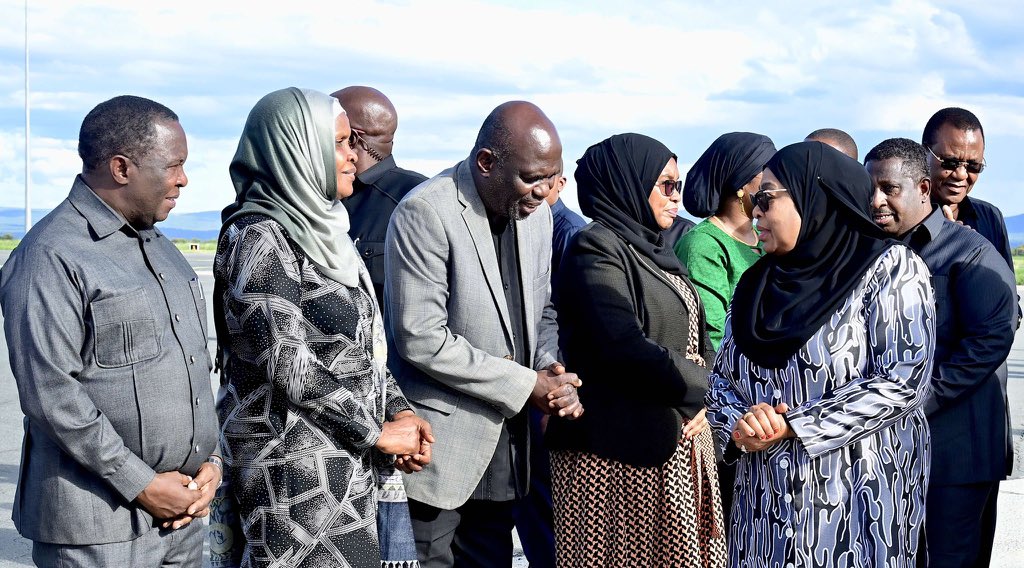 matokeochanya's tweet photo. Rais Dkt. @SuluhuSamia akisalimiana na Viongozi mbalimbali alipowasili katika Uwanja wa Ndege wa KIA kwa ajili ya kushiriki Mazishi ya aliyekuwa Makamu wa Kwanza wa Rais na Waziri Mkuu Mstaafu Hayati Mzee Cleopa David Msuya  yatakayofanyika Wilaya ya Mwanga, tarehe 13 Mei, 2025. https://t.co/xHdL7EcwQe