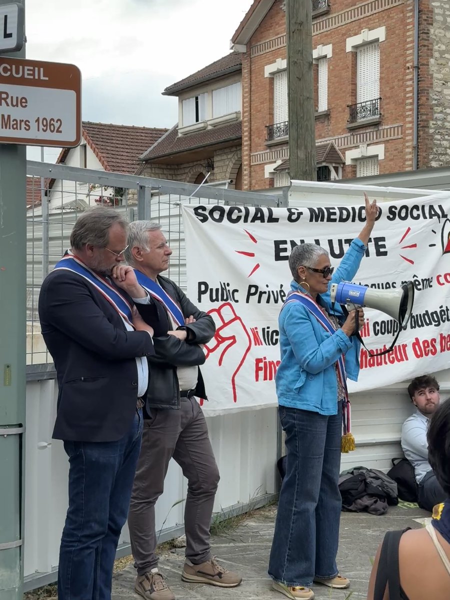 PoleEcolo_IDF's tweet photo. Notre élue @annielahmer était présente cet après-midi au rassemblement pour sauver l’#ETSUP, l’école supérieure du travail social
👉 Le travail social n’est pas une option ou un luxe: cest une obligation. L’exécutif régional a le devoir de sauver les élèves et le personnel.
🌻 https://t.co/aST1pFUvaD