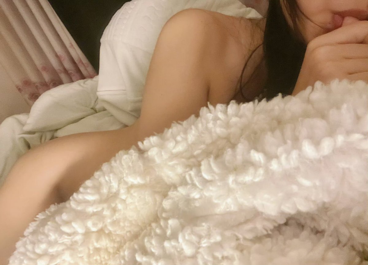 失眠…很孤单  我的精力总是卡在睡不着和没力气做事中间那刚刚好的程度……
#le #拉拉 #les #女同