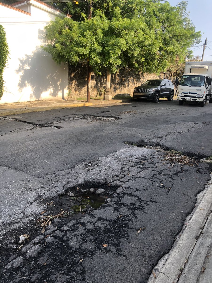sandyzr86's tweet photo. @CuernavacaGob Cuando en la calle de ocotepec maravillas https://t.co/BcIhod77bQ