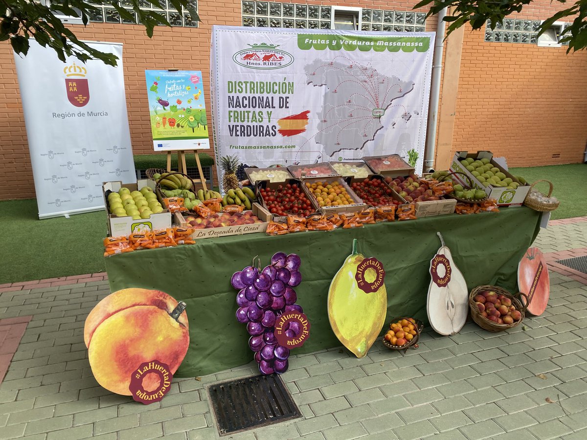 ➡️ Presentación del Programa de Consumo de Frutas, Hortalizas y Leche en las Escuelas 🍎🥦 en el CEIP La Flota con la consejera de Agua, Agricultura, Ganadería y Pesca <a href="/sararubira/">Sara Rubira Martínez</a> que este curso llegará a más de 70.000 estudiantes 👧🧒 de 360 centros educativos <a href="/Educarm/">Educarm</a> <a href="/RM_Agua/">Consejería de Agua, Agricultura, Ganadería y Pesca</a>