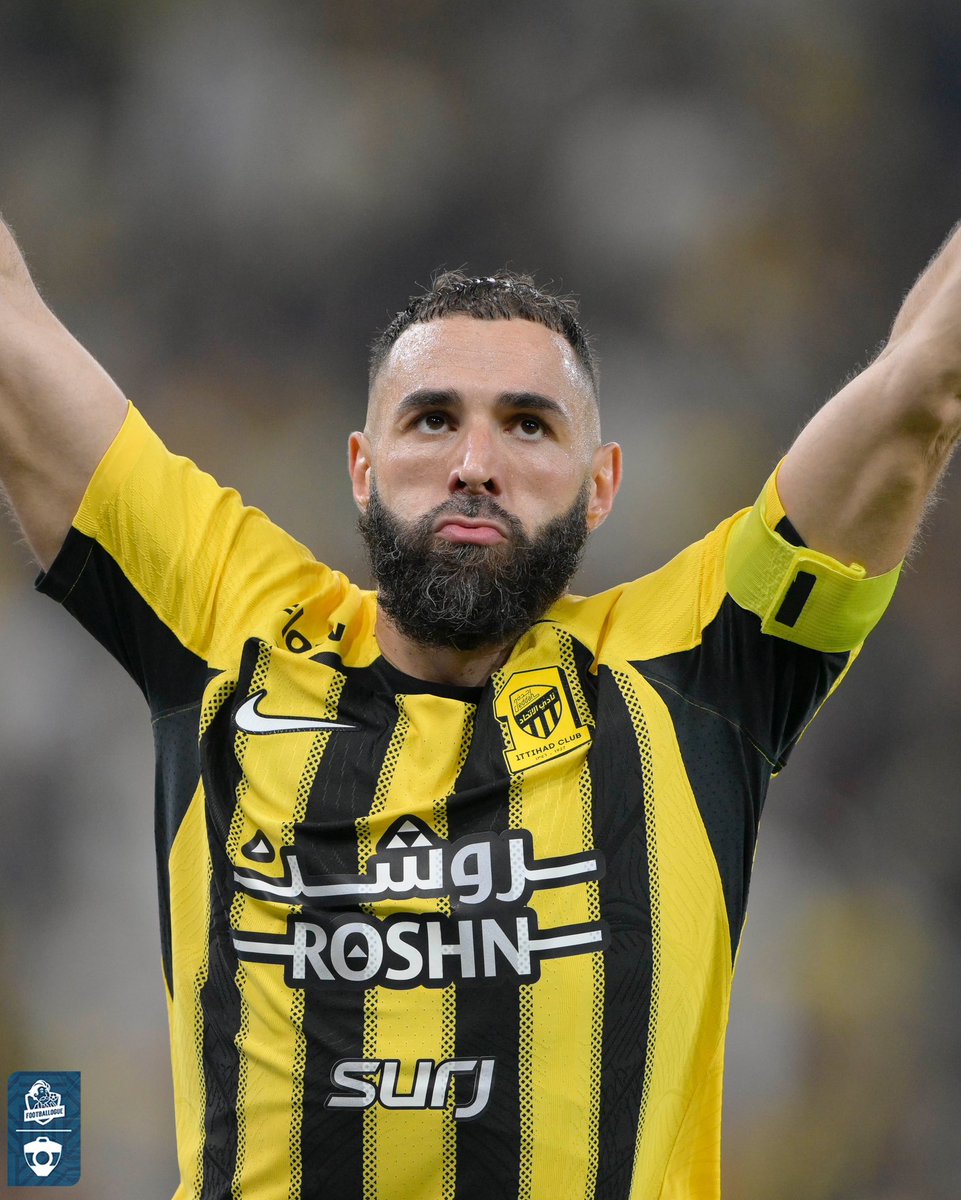 Footballogue's tweet photo. Pendant ce temps, Karim Benzema continue de s’éclater avec Al-Ittihad. 🇸🇦

23 buts + 9 passes décisives en 31 matchs, c’est très propre. 👏 https://t.co/XcM5r7o8VY