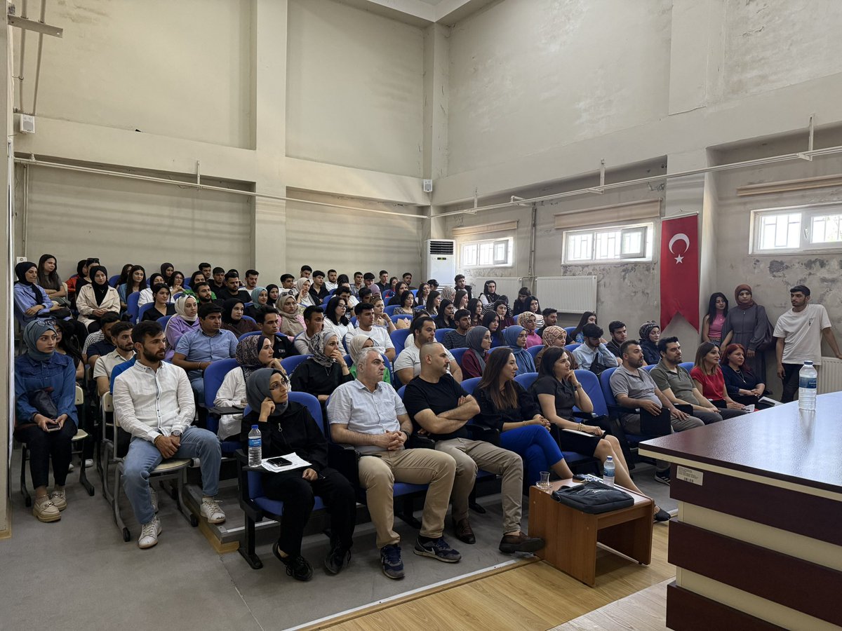 Sosyal Bilimler Meslek Yüksekokulu Öğr. Gör. Hasan Kırmızı, ‘Sıfırdan Zincir Olur Mu?’ konulu seminer kapsamında öğrencilerimizle bir araya geldi. Kendisine değerli katkılarından dolayı teşekkür ederiz.<a href="/hrumedya/">Harran Üniversitesi</a> <a href="/mtahirgulluoglu/">Prof. Dr. Mehmet Tahir GÜLLÜOĞLU</a> <a href="/hkkirmizi63/">Hasan Kırmızı</a>