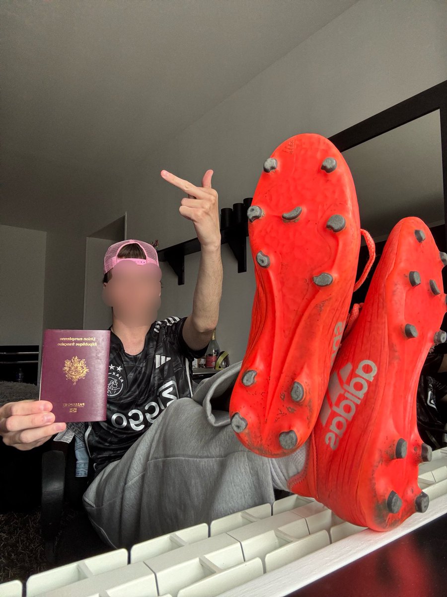 Time for you loser to eat sweaty feet.