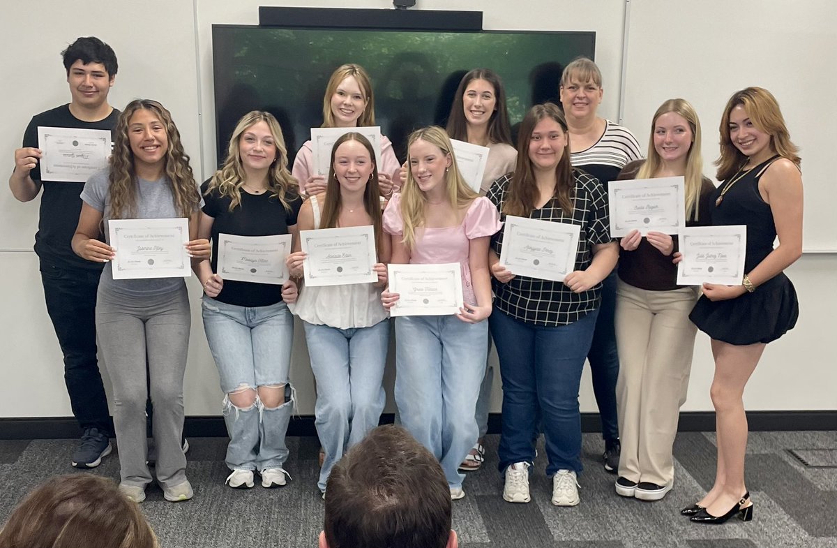 LauraHarsch1's tweet image. Big shoutout to our incredible @theSMSD CNA students @smsd_caa who earned their certification. Your hard work paid off - congrats on this huge milestone. #RealWorldLearning #IndustryRecognizedCredential