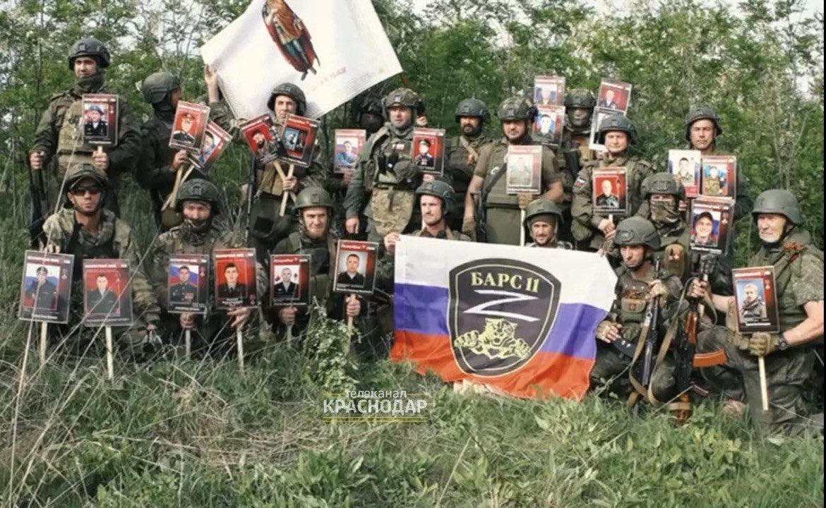 «Бессмертный полк» у орков — будущие трупы вышли с портретами настоящих.🤣