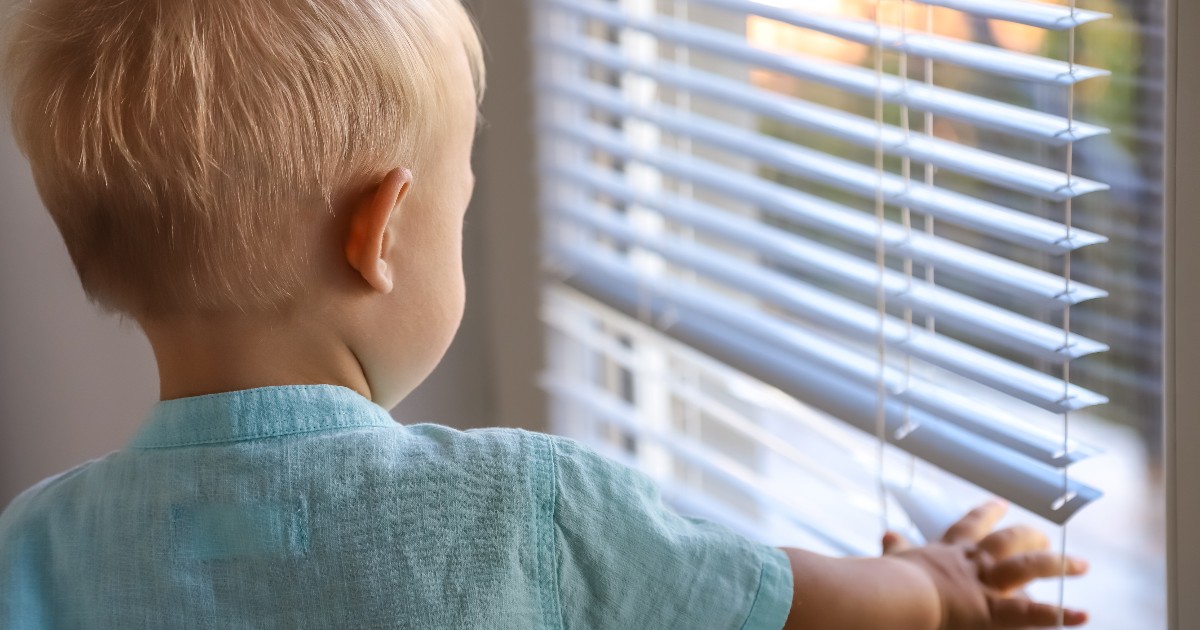 Parents, a quick safety check can make all the difference. Make sure window covering cords are out of sight and out of reach of little one’s hands 👶