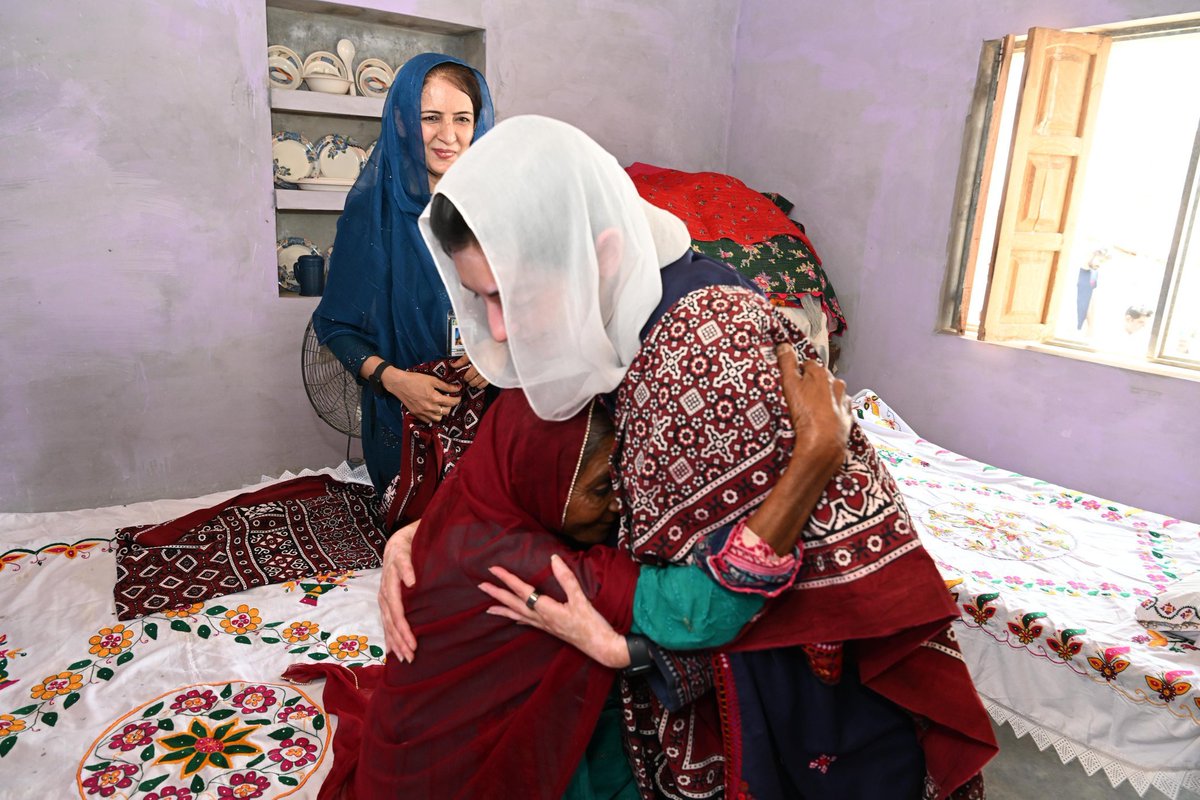 Musrat (@musratjeyali) on Twitter photo نواب شاہ: خاتون اول اور رکن قومی اسمبلی بی بی آصفہ بھٹو زرداری کی شہید بینظیر آباد کے تعلقہ دوڑ کے گاؤں فرخ بیگ آمد، اس موقع پر بی بی آصفہ بھٹو زرداری نے سیلاب متاثرین کیلئے بنائے گئے گھروں کا دورہ کیا اور خواتین کو مالکانہ حقوق کی اسناد دیں۔
<a href="/AAliZardari/">AsifAliZardari</a> <a href="/ShahNafisa/">Nafisa Shah</a> نواب شاہ: خاتون اول اور رکن قومی اسمبلی بی بی آصفہ بھٹو زرداری کی شہید بینظیر آباد کے تعلقہ دوڑ کے گاؤں فرخ بیگ آمد، اس موقع پر بی بی آصفہ بھٹو زرداری نے سیلاب متاثرین کیلئے بنائے گئے گھروں کا دورہ کیا اور خواتین کو مالکانہ حقوق کی اسناد دیں۔
<a href="/AAliZardari/">AsifAliZardari</a> <a href="/ShahNafisa/">Nafisa Shah</a>
