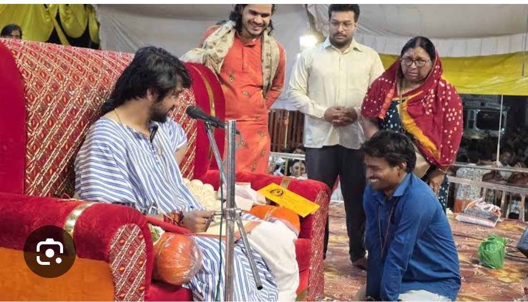 prasadainapure's tweet image. 📣📣हमारा धर्म गुरु कैसा हो?
            आचार्य प्रशांत जैसा हो।

धर्म माने सवाल जवाब। आज भारत में पाखंडी बाबा स्टेज पर अकेले बैठ कर धर्म के नाम पर अंधविश्वास फैला रहे है। उनको सुनने वाले लोगों को उनसे कई फिट दूर बिठाया जाता है।

दूसरी तरफ आचार्य प्रशांत है स्टेज से नीचे उतर कर…