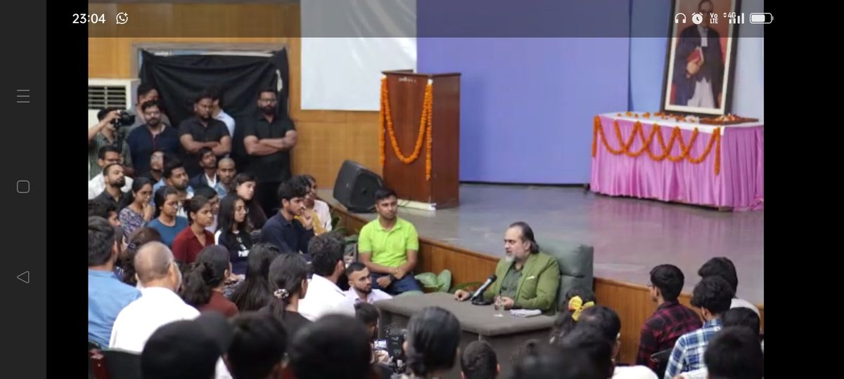 prasadainapure's tweet image. 📣📣हमारा धर्म गुरु कैसा हो?
            आचार्य प्रशांत जैसा हो।

धर्म माने सवाल जवाब। आज भारत में पाखंडी बाबा स्टेज पर अकेले बैठ कर धर्म के नाम पर अंधविश्वास फैला रहे है। उनको सुनने वाले लोगों को उनसे कई फिट दूर बिठाया जाता है।

दूसरी तरफ आचार्य प्रशांत है स्टेज से नीचे उतर कर…