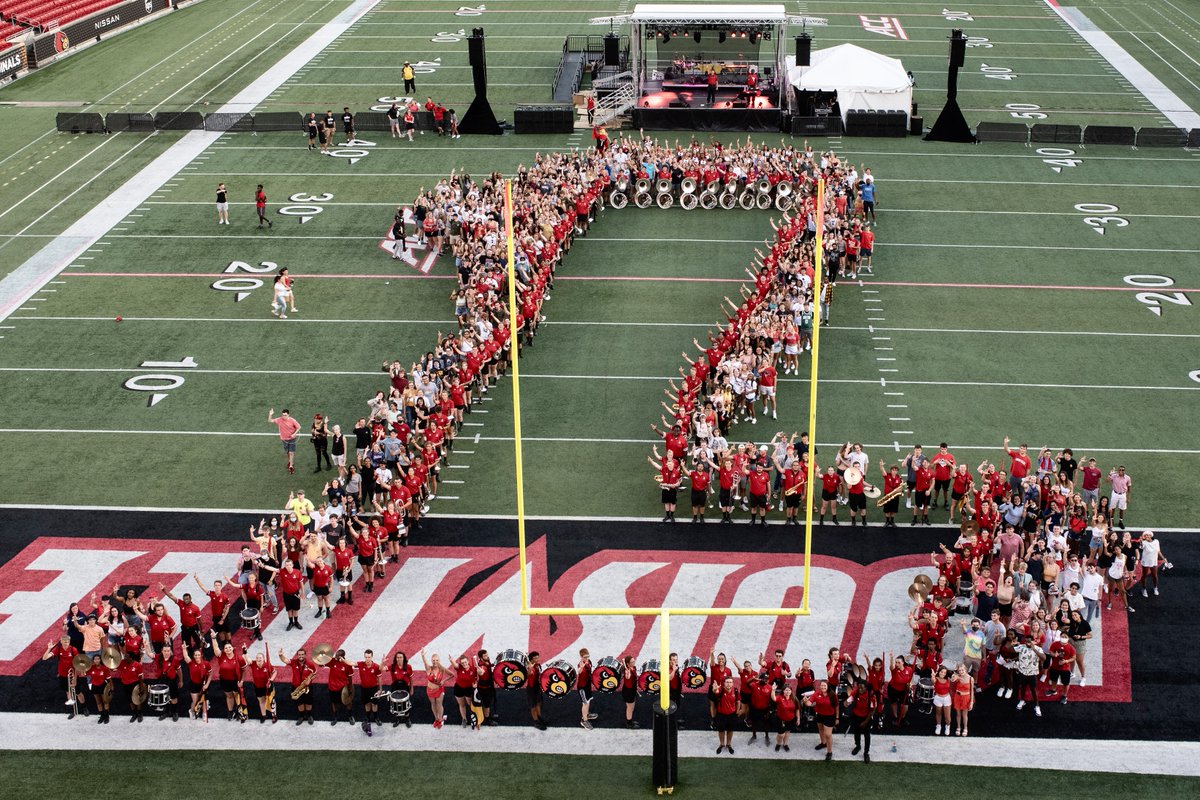 Hey, #UofLGrads2025! Remember me? Congratulations to our 2025 Cardinal Class from 2021 Welcome Week! ❤️🖤🥹