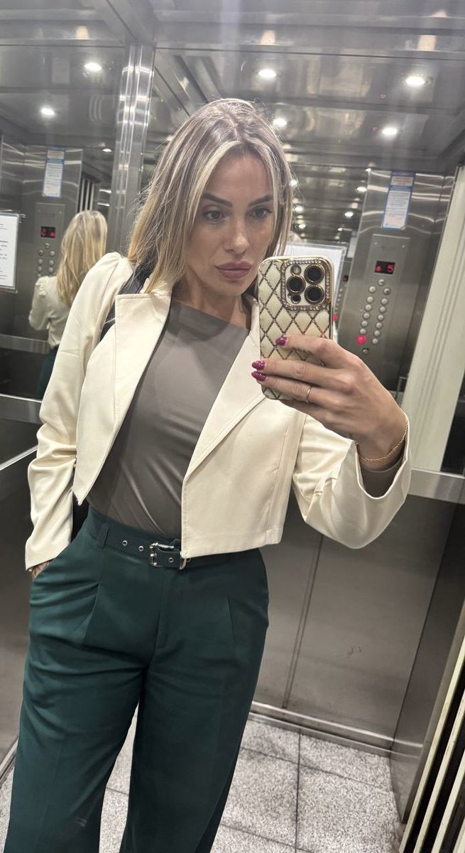 Κλειδωνεσαι μεσα στο ασανσερ με μια 45χρονη καθηγητρια μαμα που τυχαινει να ειναι και χωρισμενη
Τι κανεις;