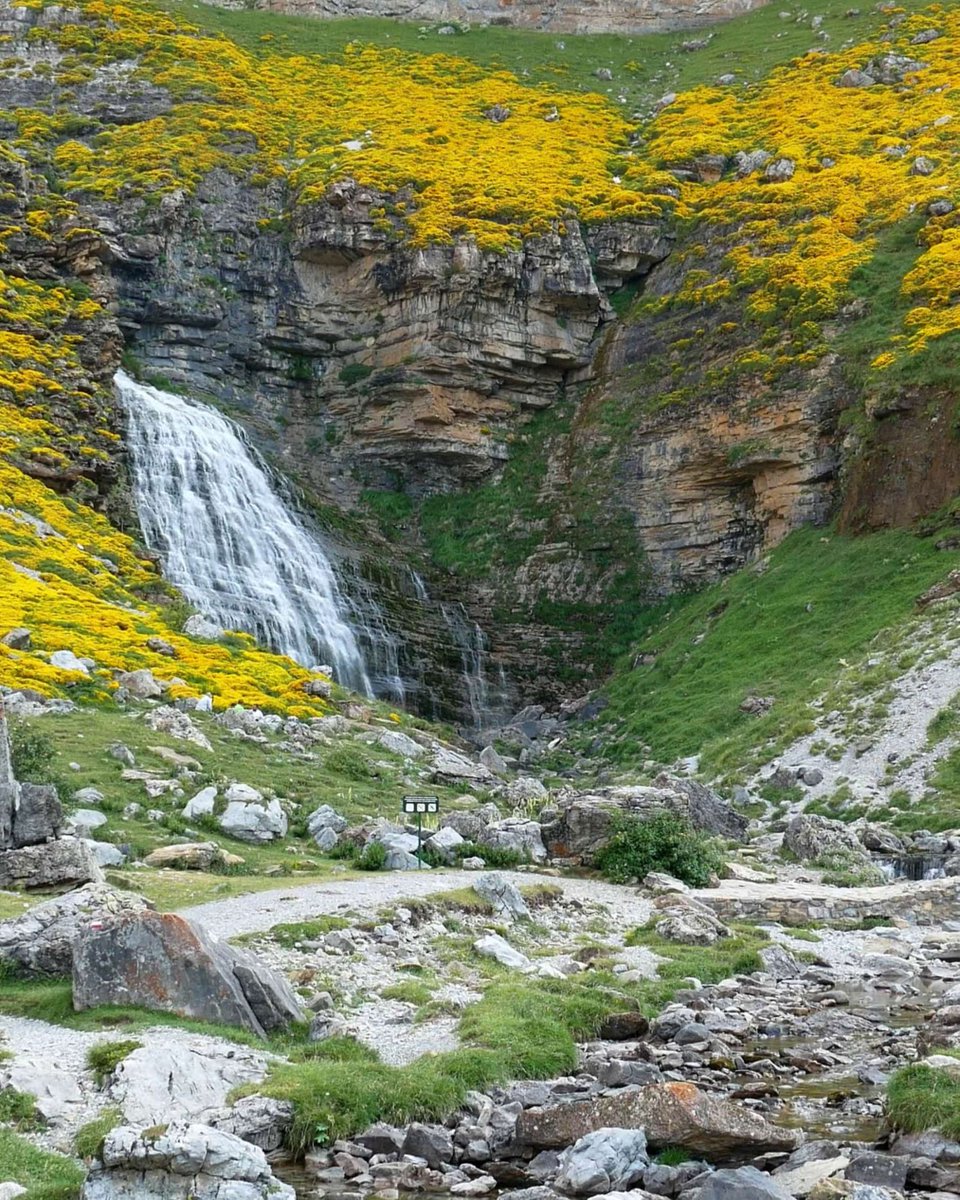 How do we know how much groundwater is in an aquifer? 💧Scientists measure water levels in wells and study geologic records from drilling to estimate the volume. 

Find more groundwater facts at groundwater.org/what-is-ground…
