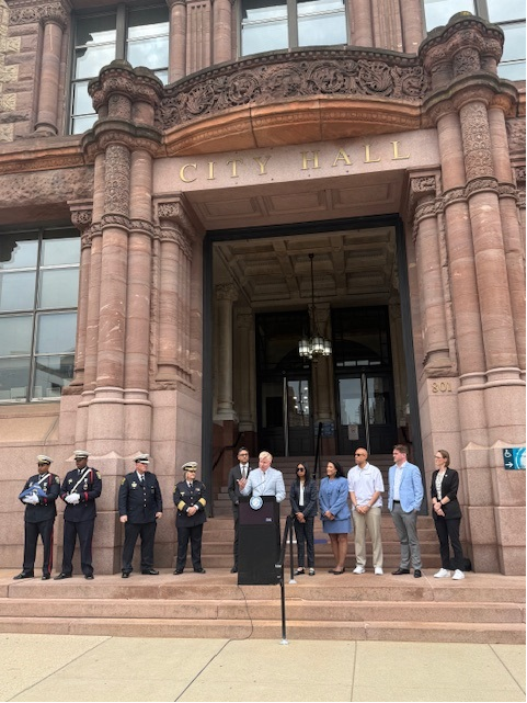 ccc_jeffreys's tweet image. This morning, I had the honor of taking part in the first-ever raising of the Police Memorial Flag at City Hall. Thank you to CPD for your service, your sacrifice, and your continued commitment to the people of this great city.