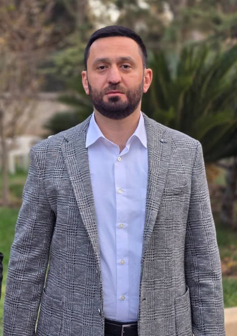 تعيين الأستاذ عبد القادر طحان (أبو بلال القدس) معاوناً لوزير الداخلية للشؤون الأمنية في سوريا.
يذكر أن الأستاذ عبد القادر طحان من أبرز قياديين جهاز الأمن العام، وهو مهندس عمليات خلف الخطوط في محافظة #حلب أثناء عمليات ردع العدوان،

بالتوفيق ان شاء الله