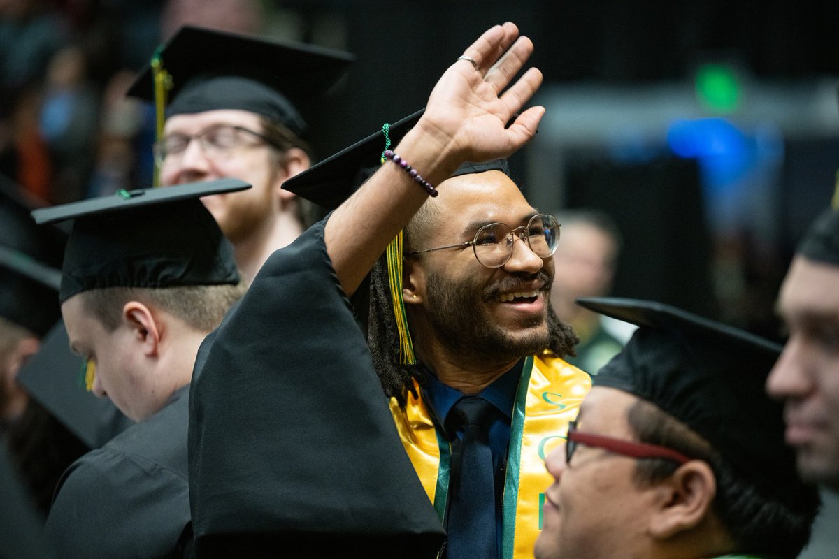 UAA's spring Class of 2025 is blooming! 🌼💐🌻 More photos ▶️ heyor.ca/bwOnRa. 

#UAAgrad
