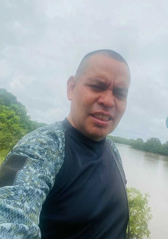 EjercitoECU's tweet photo. 𝑰𝒅𝒆𝒏𝒕𝒊𝒇𝒊𝒄𝒂𝒅𝒐 𝒈𝒖𝒆𝒓𝒓𝒊𝒍𝒍𝒆𝒓𝒐 𝒂𝒃𝒂𝒕𝒊𝒅𝒐 𝒆𝒏 𝒐𝒑𝒆𝒓𝒂𝒄𝒊𝒐́𝒏 𝒎𝒊𝒍𝒊𝒕𝒂𝒓 𝒆𝒏 𝑨𝒍𝒕𝒐 𝑷𝒖𝒏𝒊𝒏𝒐
Tras el asesinato de once militares del Ejército Ecuatoriano a manos de un comando perteneciente al Grupo Irregular Armado (GIA) Comandos de la Frontera (CDF), una de las disidencias de las Fuerzas Armadas Revolucionarias de Colombia (FARC), en la cuenca del río Punino, ubicada entre las provincias de Napo y Orellana, las autoridades ecuatorianas han logrado identificar al guerrillero abatido.
A través del intercambio de información con las agencias de inteligencia y seguridad del vecino país de Colombia, se confirmó que el guerrillero neutralizado respondía al alias de “Compadre”, quien se desempeñaba como comandante de los Comandos de la Frontera en Ecuador. Este individuo era responsable del control de actividades ilícitas de minería ilegal en el país, así como del cobro de extorsiones conocidas como "vacunas" a los mineros que operan en la región.
Alias “Compadre” mantenía una alianza con el Grupo Armado Organizado Los Lobos, y estaba al mando de al menos 30 guerrilleros fuertemente armados con fusiles calibre 5.56 mm, lanzagranadas, explosivos y otros equipos de combate avanzados. Además, el grupo disponía de equipos de comunicación y drones para realizar vigilancias aéreas y monitorear el avance del personal del Ejército.
El Ejército Ecuatoriano continuará con su firme compromiso de trabajar por la paz y la seguridad del territorio nacional. No cesaremos hasta erradicar las amenazas que atentan contra la estabilidad de la nación.
#EjércitoECU