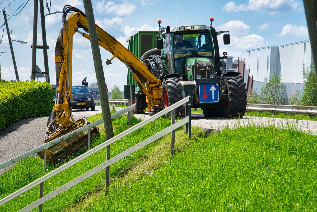 Vanaf half mei maaien we de dijken weer in twee fasen. Zo is het veilig voor het verkeer en fijn voor de bloemen, vogels en vlinders. #biodiversiteit
