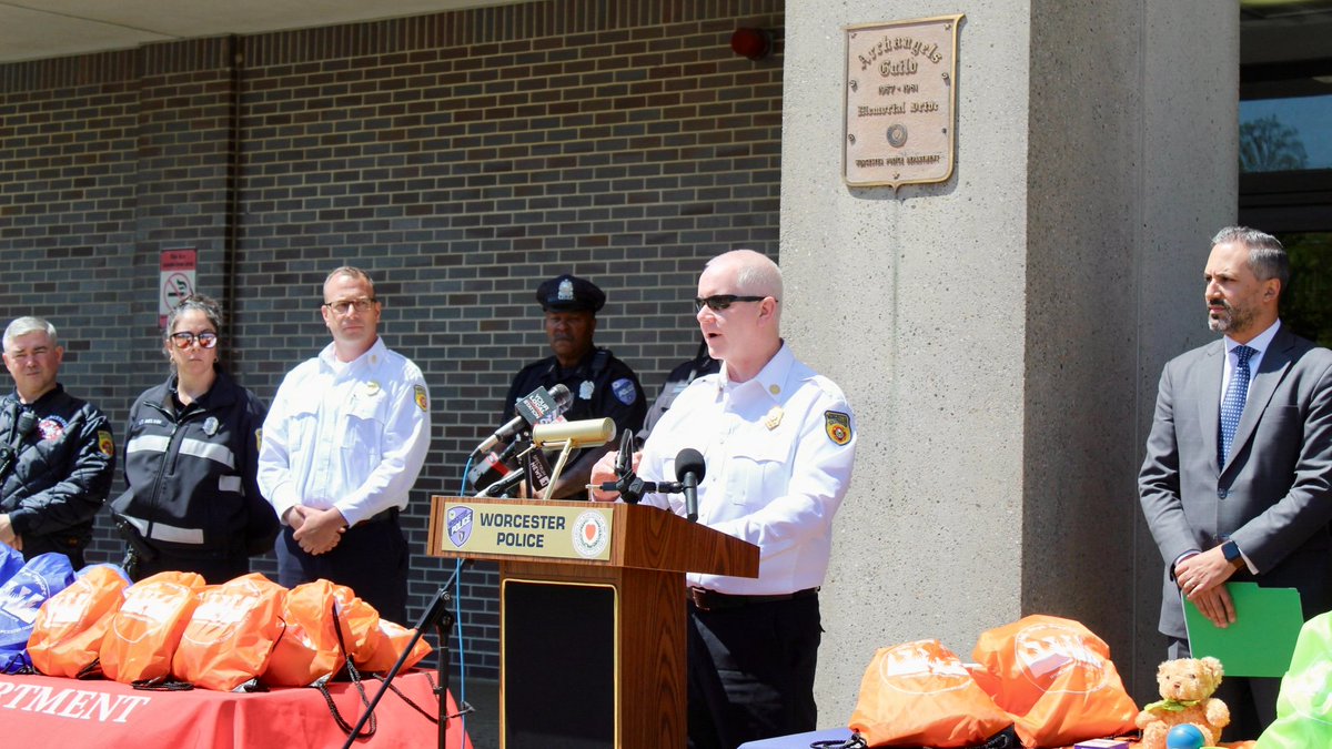 Joseph D. Early Jr. (@worcesterda) on Twitter photo Today, we had the honor of launching our Crisis Bag Initiative with <a href="/CM_Batista/">CM-Batista</a>, <a href="/WorcesterPD/">Worcester PD</a> & <a href="/WorcesterFD/">Worcester Fire Dept.</a>. We distributed bags to our Worcester law enforcement partners, as part of the @nationaldeckids Crisis Bag initiative, who will give them to children in times of trauma. Today, we had the honor of launching our Crisis Bag Initiative with <a href="/CM_Batista/">CM-Batista</a>, <a href="/WorcesterPD/">Worcester PD</a> & <a href="/WorcesterFD/">Worcester Fire Dept.</a>. We distributed bags to our Worcester law enforcement partners, as part of the @nationaldeckids Crisis Bag initiative, who will give them to children in times of trauma.