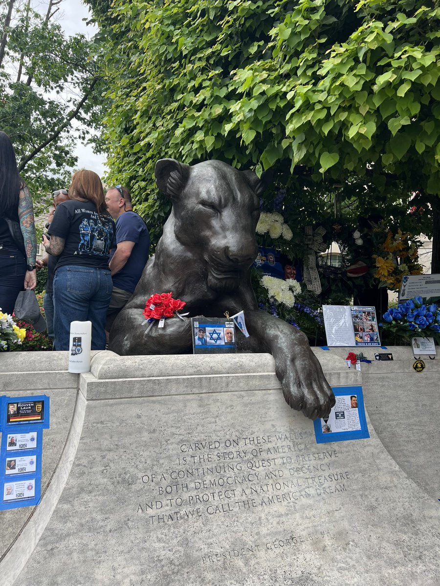 Chels_LA's tweet image. Powerful scene here at the National Law Enforcement Officers Memorial where families and loved ones honor the fallen.

#NationalPoliceWeek #TPriorityListens @T_Priority #TPPartner
