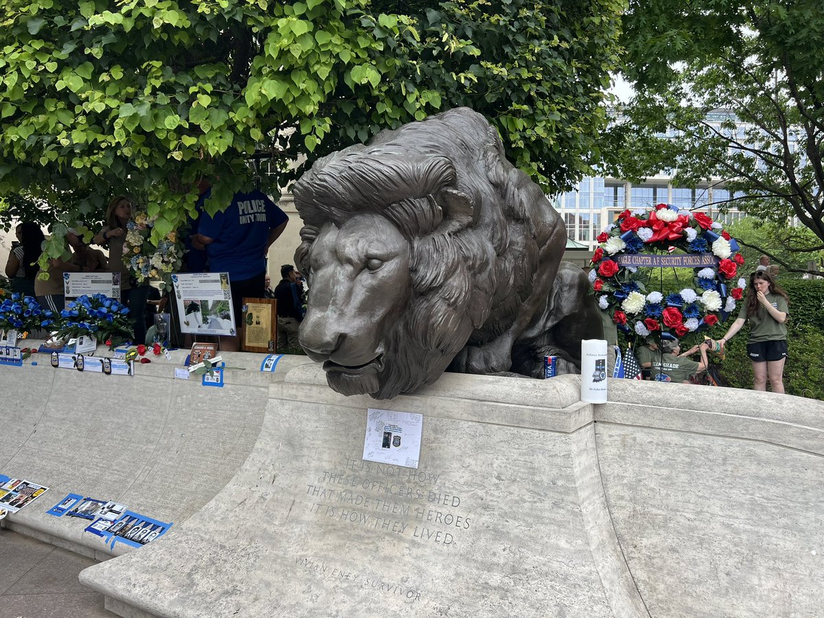 Chels_LA's tweet image. Powerful scene here at the National Law Enforcement Officers Memorial where families and loved ones honor the fallen.

#NationalPoliceWeek #TPriorityListens @T_Priority #TPPartner