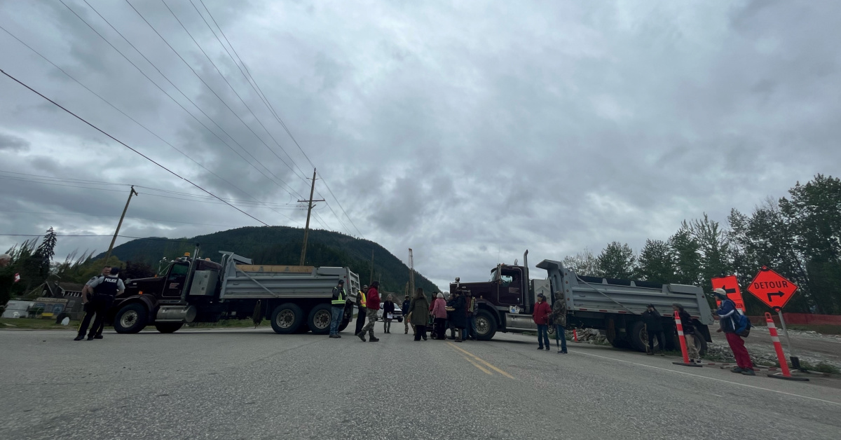 🚨 Splatsin and SDC Block R.W. Bruhn Bridge 🚨

Learn more about the reasons behind this action and read the full news release on our website:

🔗 splatsin.ca/r-w-bruhn-brid…

#Splatsin #RWBruhnBridge #IndigenousRights #ReconciliationBeforeProfits