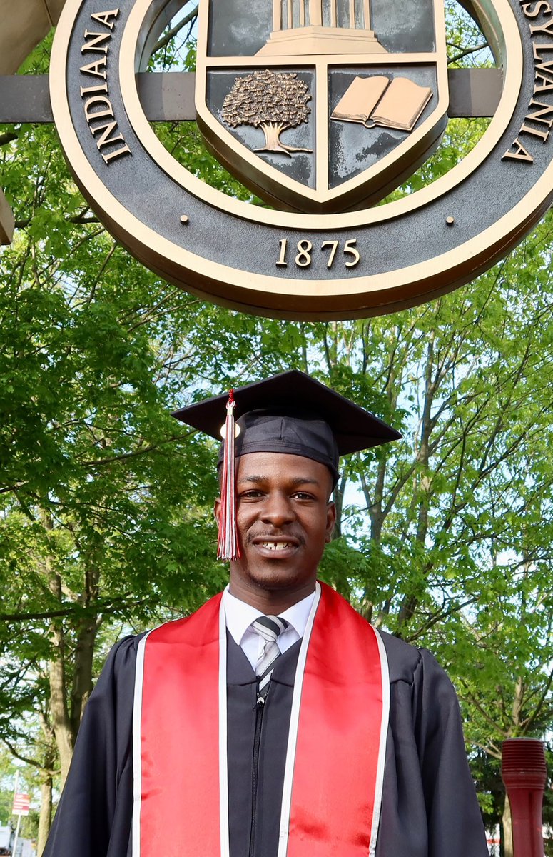 imosesolaniyi's tweet photo. Graduation Photos. 🎓 #ClassOf2025 https://t.co/q7noEcBG07
