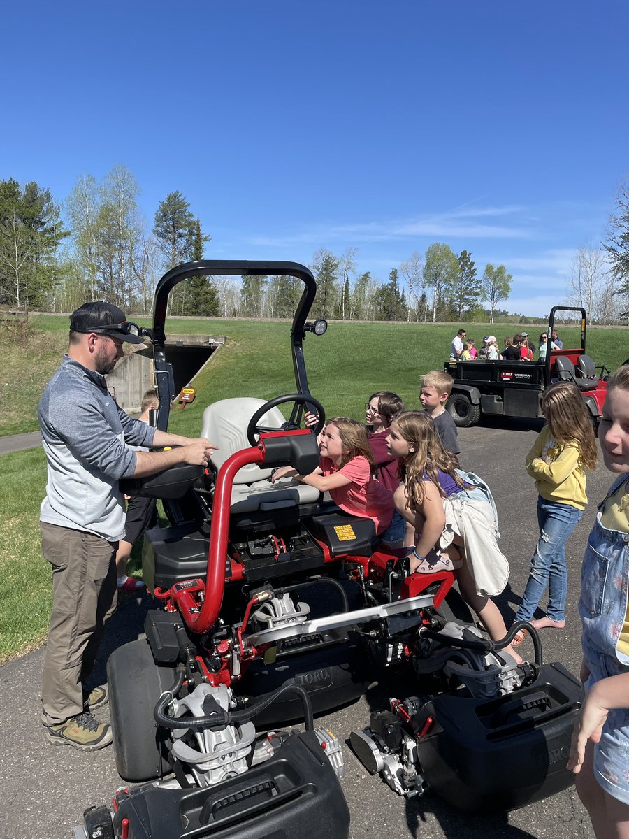MnGCSA's tweet image. Thank you @JeffSimondet for hosting a new @thefirstgreen event! We had over 60 3rd graders at The Quarry learning about turf management! Thank you to all of our volunteers for another successful event!