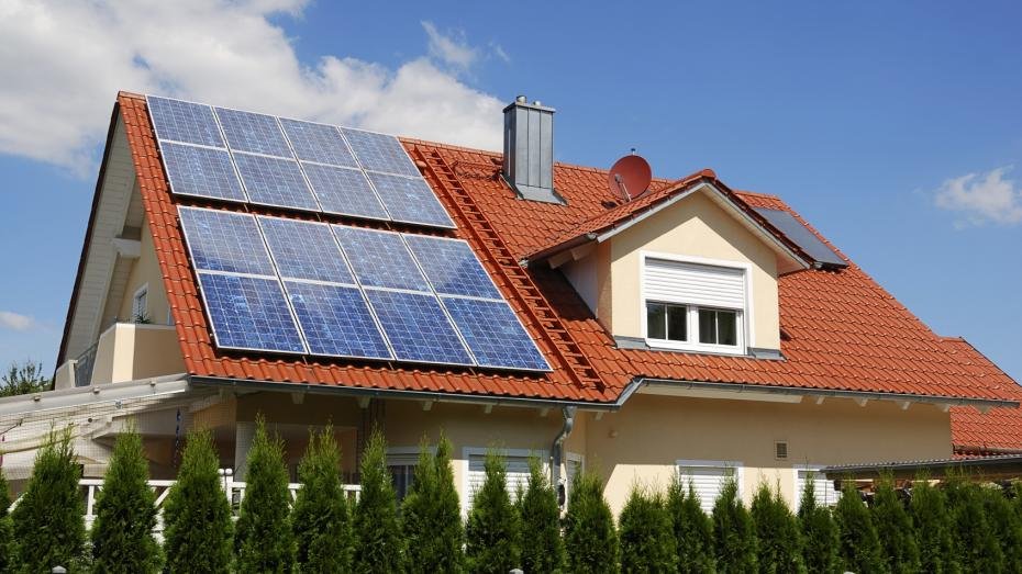 Ze slunce vyráběla v neděli Evropa tolik elektřiny, kolik by zvládlo padesát Temelínů. V důsledku se tak napříč Evropou platilo za to, že si proud někdo odebere.
publico.cz/business/evrop…