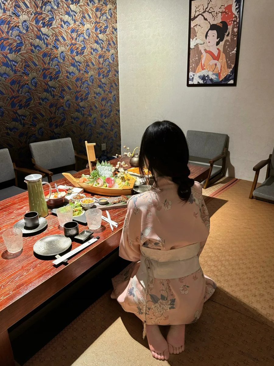 静かな夜、美しい器と心のこもったお料理。
背筋を正して、今日という一日に感謝を込めていただきます🌸
こういう時間が、私を整えてくれるんだなって思う。#和食ディナー #着物女子