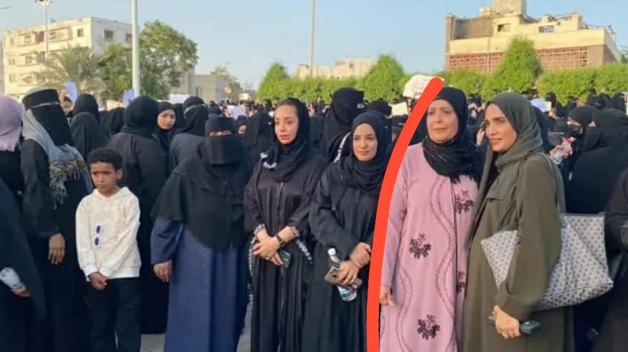 انظر وركز على الصورة من ساحة العروض خور مكسر..
هذه الدكتورة شفيقة سعيد التعزية عمة رئيس الوزراء الأسبق معين عبدالملك..
نزلت ساحة العروض بسيارتها الفارهة..
هي صاحبة فكرة الفعالية النسائية..
هي صاحبة فكرة ممنوع رفع العلم الجنوبي..
وهي المحرضة للنساء برفع الشعارات المعادية