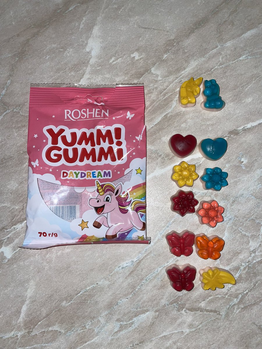 Купив я значить жувальних ЄДИНОРОГІВ (яких там, судячи з обгортки, має бути багато) в магазині Рошен……..
P.S. з метеликами не наєбали. На упаковці 3 шт. і всередині 3 шт