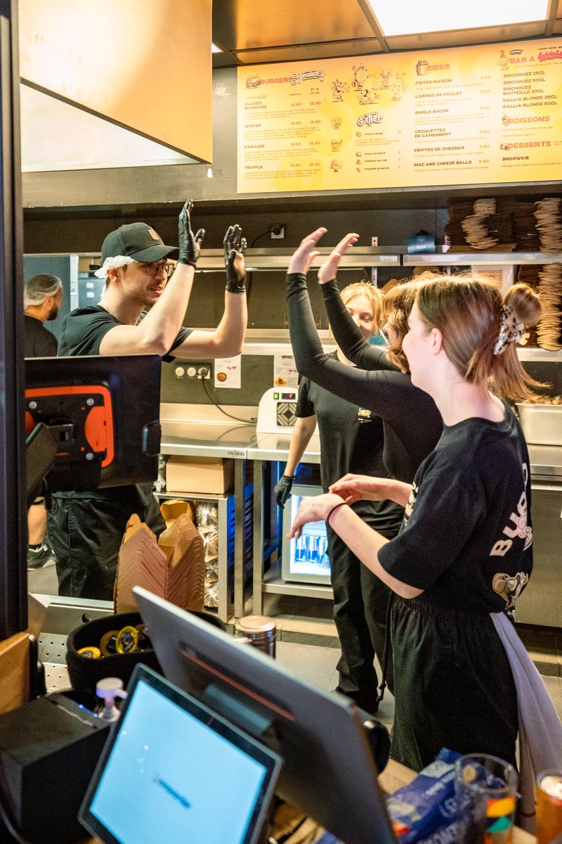 Decouvrez la vraie vie derrière vos burgers préférés 🍔➡️  

Entre les rushs, les livraisons et les horaires à rallonge… En resto, faut s’accrocher 💪 Mais au final, c’est une vraie famille qui se crée ❤️  

La prochaine fois que vous croquez dans un smash, pensez à la team qui