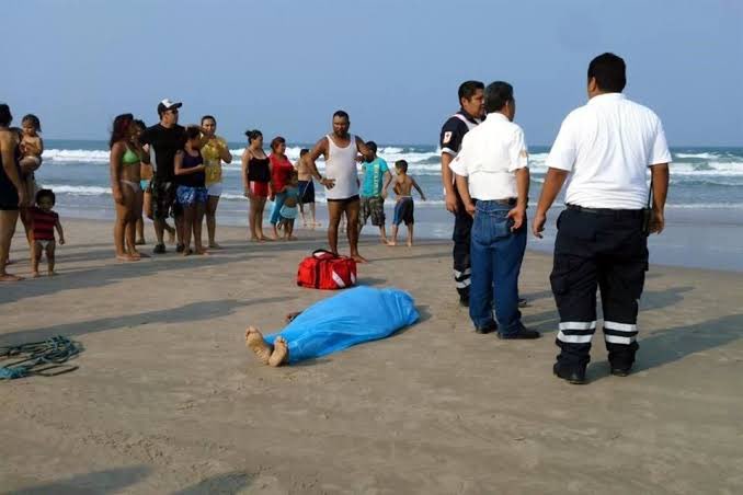 dect1608's tweet photo. #ULTIMAHORA‼️⚠️🚨Indolencia total de @ErasmoGlz ante la tragedia en #PlayaMiramar #Tampico 

El comunicado emitido por el alcalde de Ciudad Madero, Erasmo González Robledo, tras el trágico ahogamiento de dos bañistas en Playa Miramar, es una muestra alarmante de insensibilidad y una burda estrategia de deslinde de responsabilidades. En lugar de asumir su deber como autoridad y reconocer las deficiencias en materia de seguridad, González Robledo opta por lanzar un discurso aleccionador dirigido a las familias de las víctimas, culpándolas implícitamente de la tragedia.

Es indignante y ofensivo que el alcalde se atreva a utilizar la pérdida humana como plataforma para dar lecciones de responsabilidad familiar, cuando la verdadera responsabilidad recae directamente en su administración. El mensaje no solo es carente de empatía, sino que refleja un desprecio absoluto hacia el dolor de quienes perdieron a sus seres queridos. Mientras las familias enfrentan el duelo, el alcalde se empeña en repartir culpas sin antes mirar las fallas estructurales que permitieron el incidente.

Durante casi ocho meses al frente del gobierno municipal, Erasmo González ha demostrado ser más eficiente promocionando la imagen de un supuesto extraterrestre que fortaleciendo las capacidades de los cuerpos de rescate y protección civil en Playa Miramar. Resulta grotesco que mientras el “alíen de Ciudad Madero” se convierte en atractivo turístico, la seguridad de los bañistas queda relegada a la improvisación y al mínimo esfuerzo institucional.

El alcalde se ufana de la “vigilancia permanente” en la playa, pero la cruda realidad es que los cuerpos de rescate siguen trabajando en condiciones precarias: falta de capacitación, equipo insuficiente y operativos mal coordinados. Pretender que la ciudadanía cargue con toda la culpa bajo el pretexto de la “responsabilidad compartida” es un acto de cobardía política y de incompetencia administrativa.

Lo que González Robledo parece olvidar es que su función no es regañar a las víctimas, sino garantizar su seguridad en espacios públicos. De nada sirve hablar de comunidad unida cuando el propio gobierno abandona su deber fundamental de proteger la vida. La indiferencia demostrada en el comunicado oficial no es solo un error político, sino una bofetada a la dignidad de las familias afectadas.

Si el alcalde realmente tuviera la intención de prevenir futuras tragedias, debería empezar por dotar de recursos a los salvavidas y equipos de protección civil en lugar de alimentar el circo mediático con historias de alíenes. Mientras González Robledo continúa jugando al turismo alienígena, Ciudad Madero sigue enfrentando el peligro cotidiano de una playa insegura y de un gobierno incapaz de reconocer sus fallos.

Aquí una administración que parece más preocupada por el show mediático que por la vida de sus ciudadanos. Las familias de las víctimas merecen justicia, no discursos moralistas ni descalificaciones veladas.