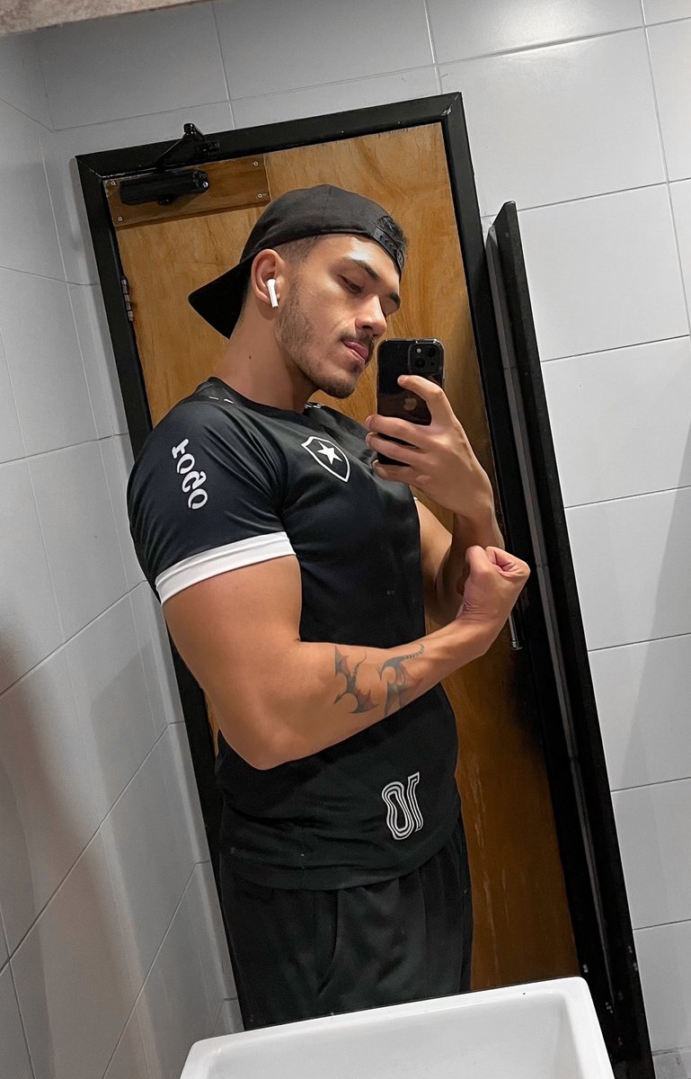 eu tenho 1,88 mas dependendo do dia eu arredondo pra 1,90, quem duvidar que venha me medir pessoalmente