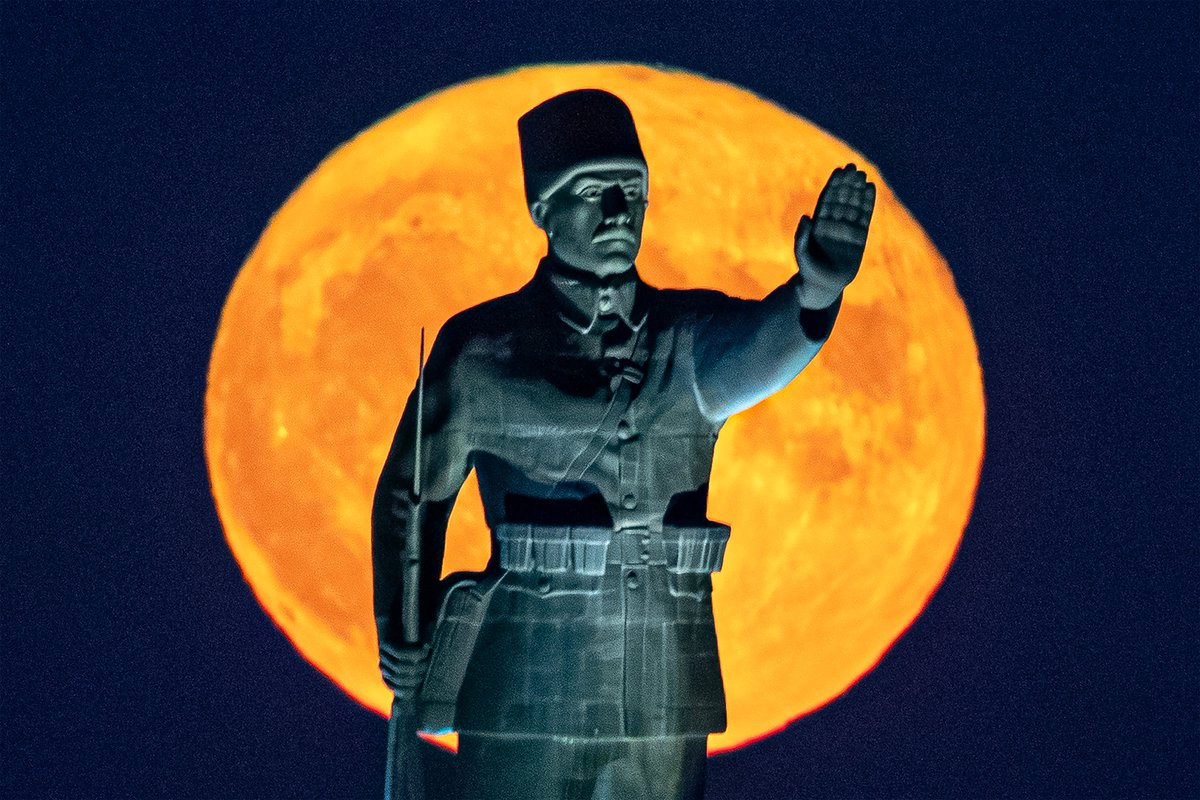 Ankara Polatlı Kartaltepe’de, Sakarya Meydan Muharebesi’nin yaşandığı topraklarda yükselen Mehmetçik Anıtı ve arkasında dolunay…