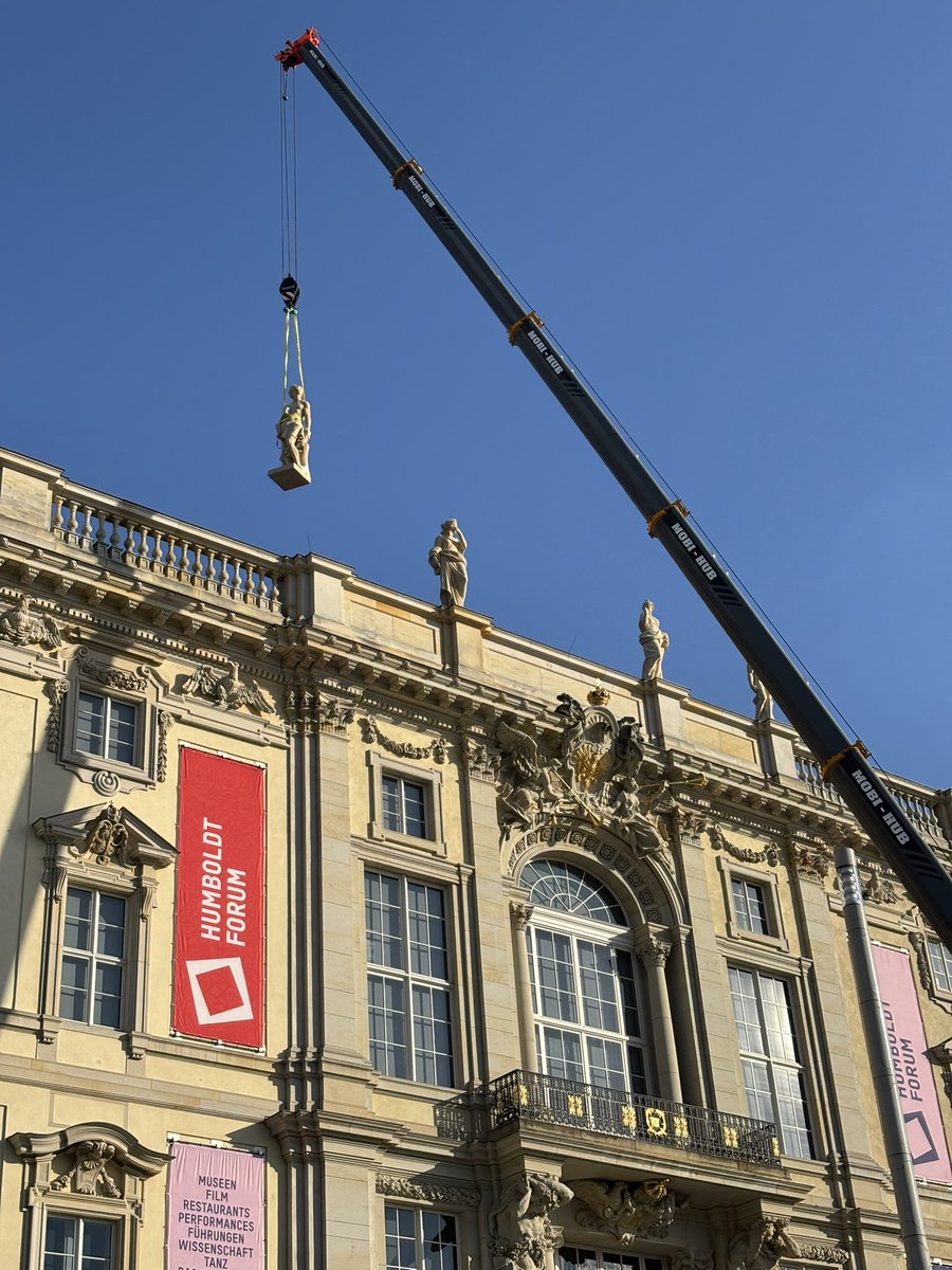 SaschaGenders's tweet image. Schwergewicht am #Humboldt-Forum. Gurt sitzt und hält. #Berlin