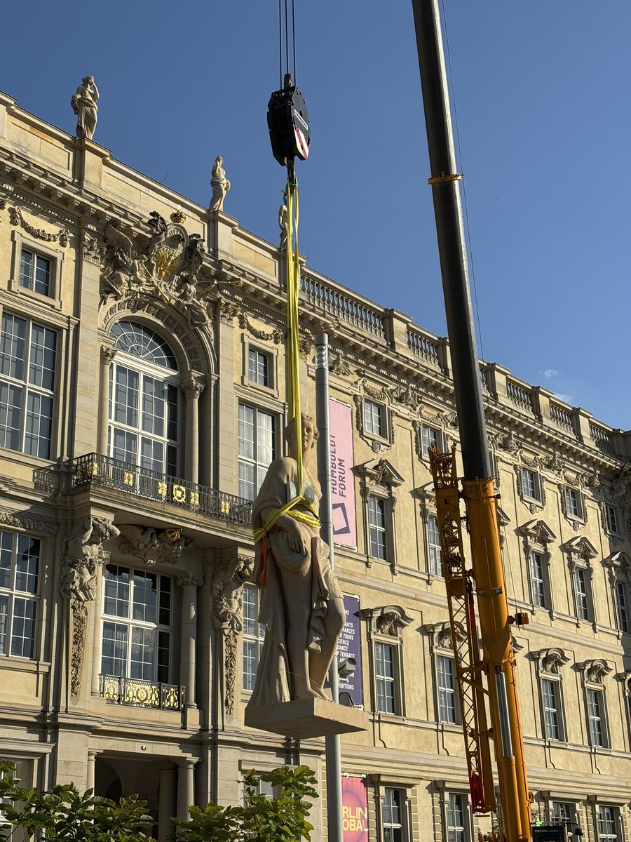 SaschaGenders's tweet image. Schwergewicht am #Humboldt-Forum. Gurt sitzt und hält. #Berlin