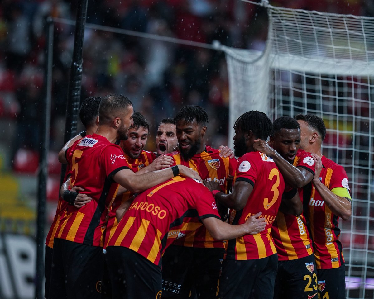 KayserisporFK's tweet photo. ⏱️ 69’ | Karşılaşma üstünlüğümüz ile devam ediyor.

🟡🔴 3-1 🔴⚪

⚽ 12, 29, 63' Cardoso

#KYSvANT | #KYSR
#BellonaKayserispor https://t.co/DxCT70u88V