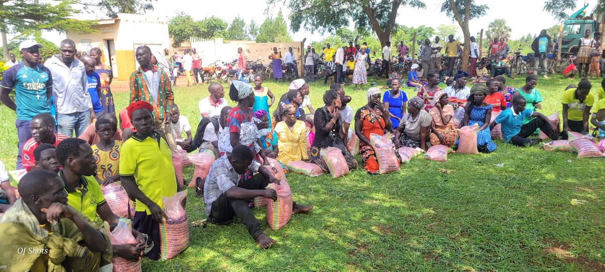 Following our proposal to <a href="/OWC_ug/">Operation Wealth Creation</a>, am happy that several tons of seeds are being distributed to farmers in the Amuru district. So far over 40 tons of maize has been distributed. I now urge the farmers not to sell but to plant these hybrid seeds.