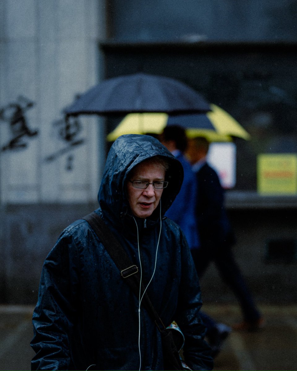 ivar_snaps's tweet image. Rainy Manchester #streetphotography