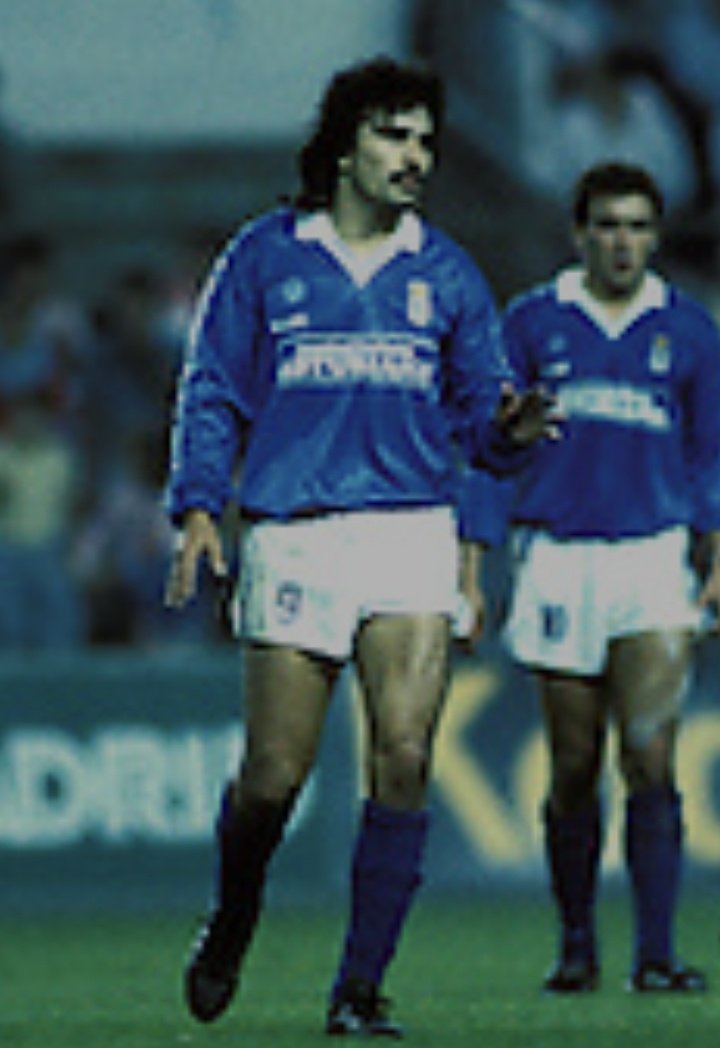 <a href="/HicksRamon/">Ramon Hicks</a> con Bango al fondo <a href="/RealOviedo/">Real Oviedo</a>.
