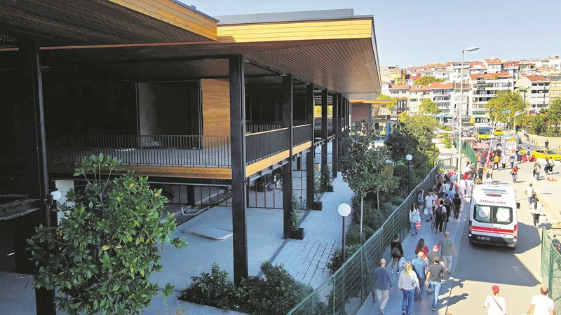 Söğütlüçeşme’de yeni açılan Terminal Kadıköy’ün agresifçe pazarlandığını görüyorum. Burada beni rahatsız eden şey, atıl alanlar dönüştürülecekse illa tüketim mekanına dönüşmeli gibi bir algının yaratılması. Bu doğru değil.