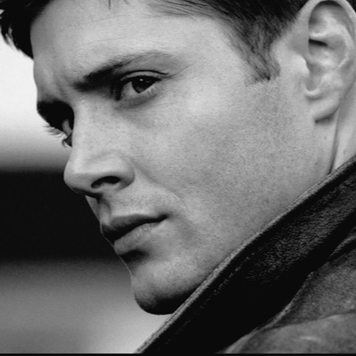 هل ياترى
لو مت انسى ماجرى
هل ياترى
لوكان عندي غيركم
 قلبي اليكم ماسرى😔
هل ياترى
يحتاج مني كرهكم قلبا قويا
ثائرا وتمردا وتجمهرا
ها قد افاضت اجفني
والدمع منها قد جرى
والدنيا ضاكت والنفس
باقي اعله كد الحسره
؛#بس_أقول ✍️