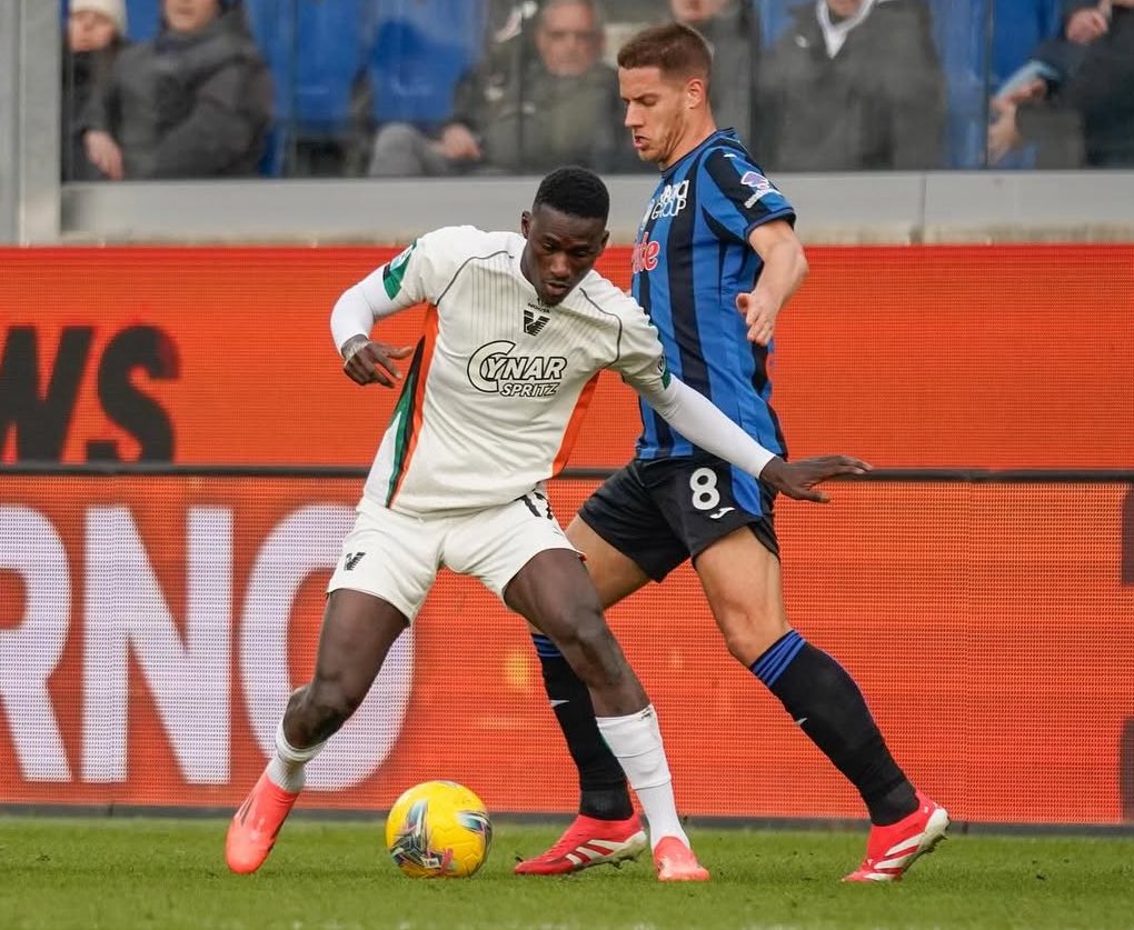 🚨 Terrible nouvelle pour 𝗖𝗛𝗘𝗜𝗖𝗞 𝗖𝗢𝗡𝗗𝗘́, sorti sur civière lors de la victoire 2-1 de Venezia face à la Fiorentina. 

🏥 Victime d’une grave blessure à la cheville, il a cédé sa place seulement huit après son entrée en jeu.

🤝 Prompt rétablissement Cheick.

#FOOT224