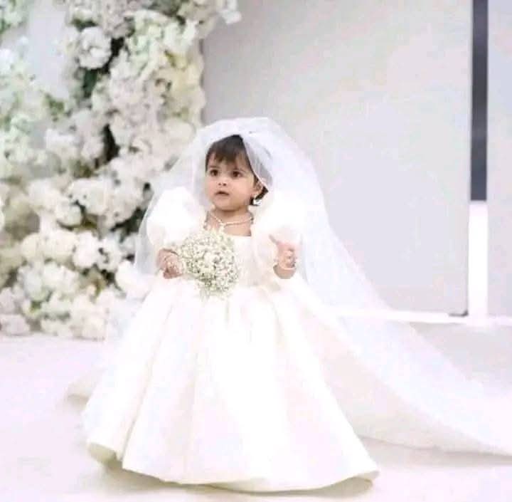 من أفكار أنطون تشيخوف:

قد يُحبّك الناس حين تكره أعداءهم وترفض ما يرفضونه، فيُصبح فعل الكراهية سببًا للمحبّة، ولكن وفقًا لمقاييسهم. حقًا، ما أغرب البشر! يُحبّونك لأنك تكره، ويكرهونك لأنك تُحب.