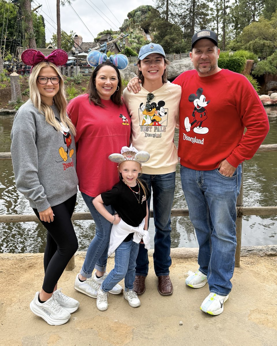 AmericanIdol's tweet image. John Foster's standin’ strong and singin’ his song! 🎸 He cherished all that sweet family time at @Disneyland  ahead of #DisneyNight! #AmericanIdol