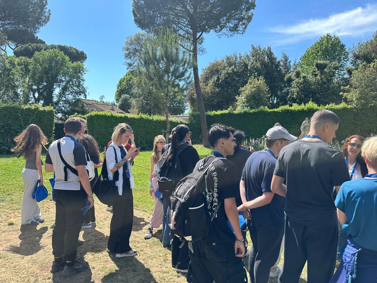 LBPascalForbach's tweet image. 🎨 Arrivée chaleureuse à la Villa Médicis pour nos élèves ! Repas collectif, accueil officiel, visite guidée, activités de cohésion et détente dans les jardins 🌿 Après 18h de bus, place au repos bien mérité 🚌😴
#RésidencePro #VillaMédicis #LycéeBlaisePascal
@pf_mourier
@cabbeke