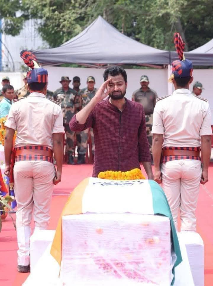 देश की हिफाज़त करते हुए शहीद हुए मोहम्मद इम्तियाज को नम आंखों से विदाई देते उनके बेटे।
BSF के सब इंस्पेक्टर मोहम्मद इम्तियाज़ आज जम्मू के RS पुरा में पाकिस्तान के साथ Cross Border Firing में शहीद हो गये, वो अपनी पोस्ट को बहादुरी के साथ लीड कर रहे थे।